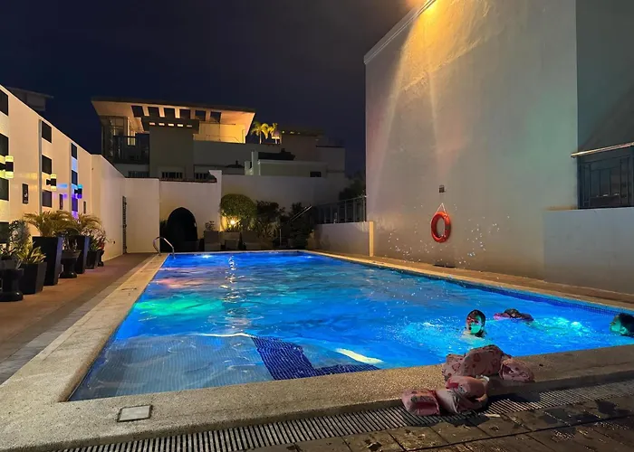 Budget Friendly Staycation Walking Distance To Venice Mall With Netflix And Wifi